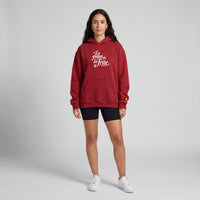 Femme portant le hoodie belge original Le Pays de la Frite rouge oversize, sweat a capuche 350g