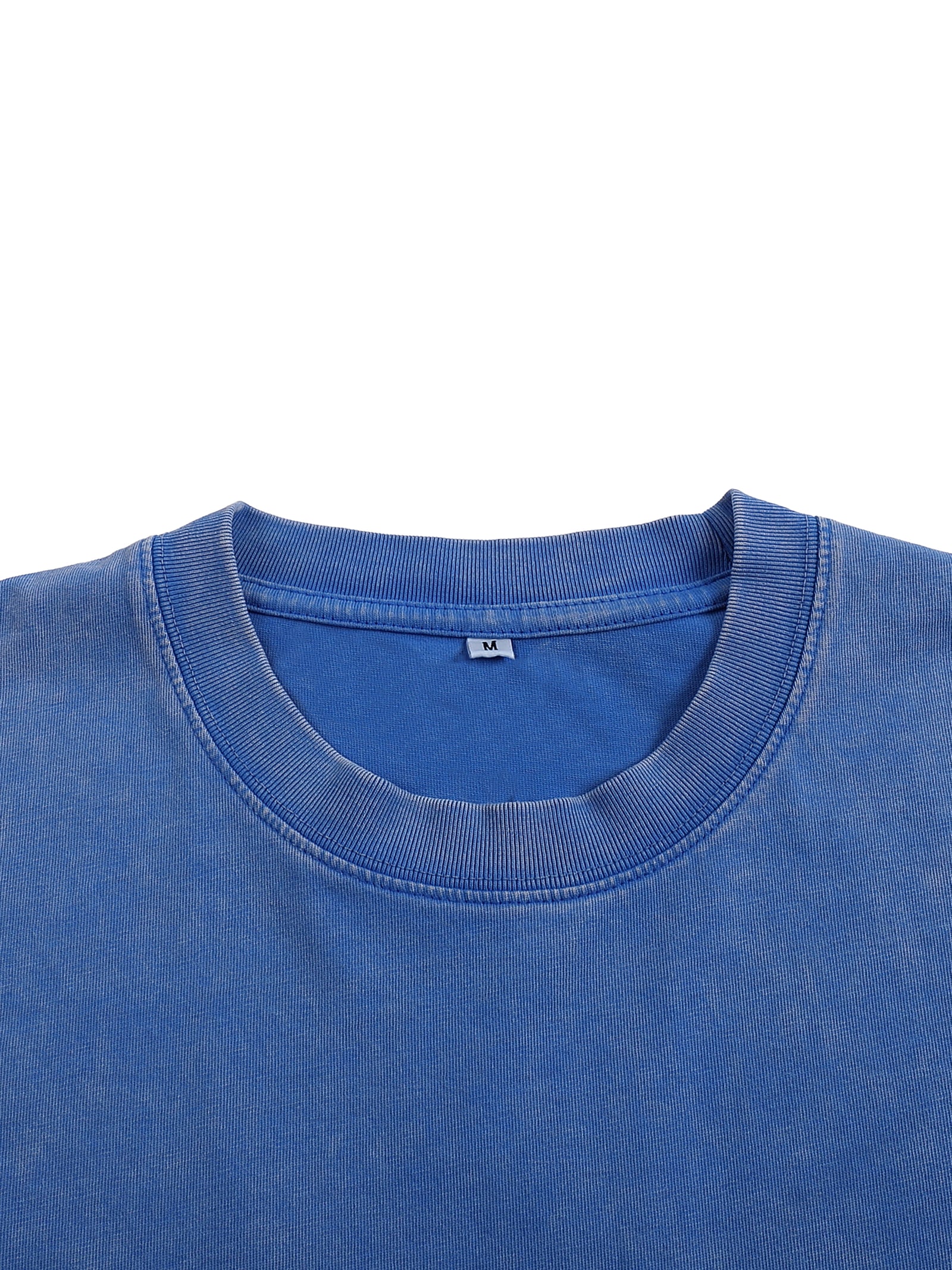 Gros plan sur le col rond côtelé du t-shirt oversized Bushido en coton délavé bleu clair
