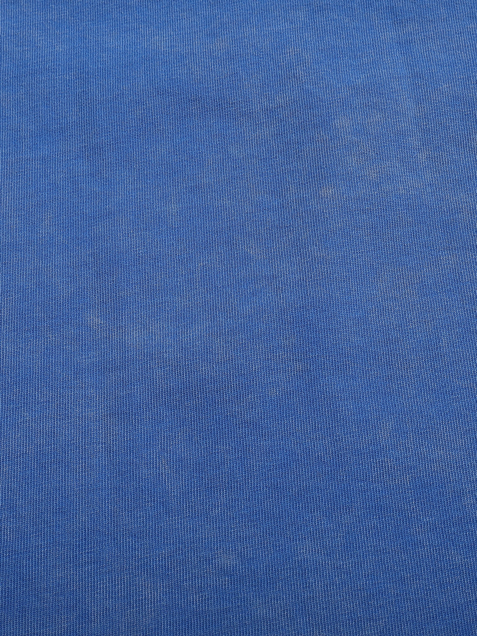 Macro du coton délavé neige du t-shirt japonais Tokyo Turbo, nuances de bleu irrégulières