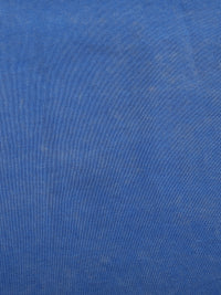 Macro du coton délavé neige du t-shirt japonais Tokyo Turbo, nuances de bleu irrégulières
