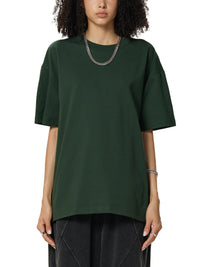 Mannequin femme portant le t-shirt oversized Sorona vert foncé, coupe longue et ample