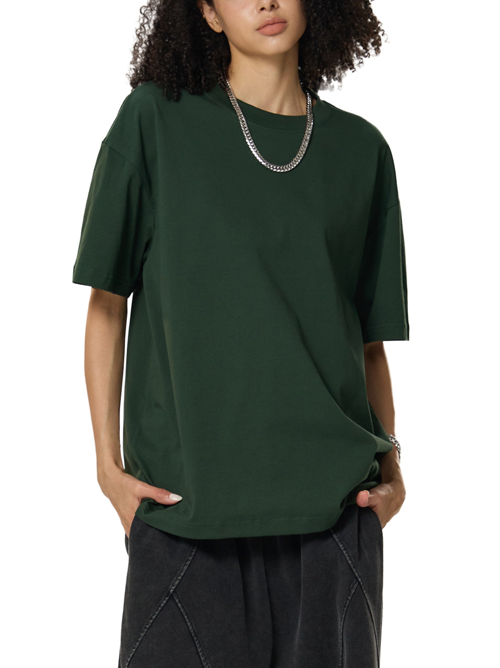 T-shirt oversized Sorona vert foncé porté par une femme, mains sur les hanches, tombé souple