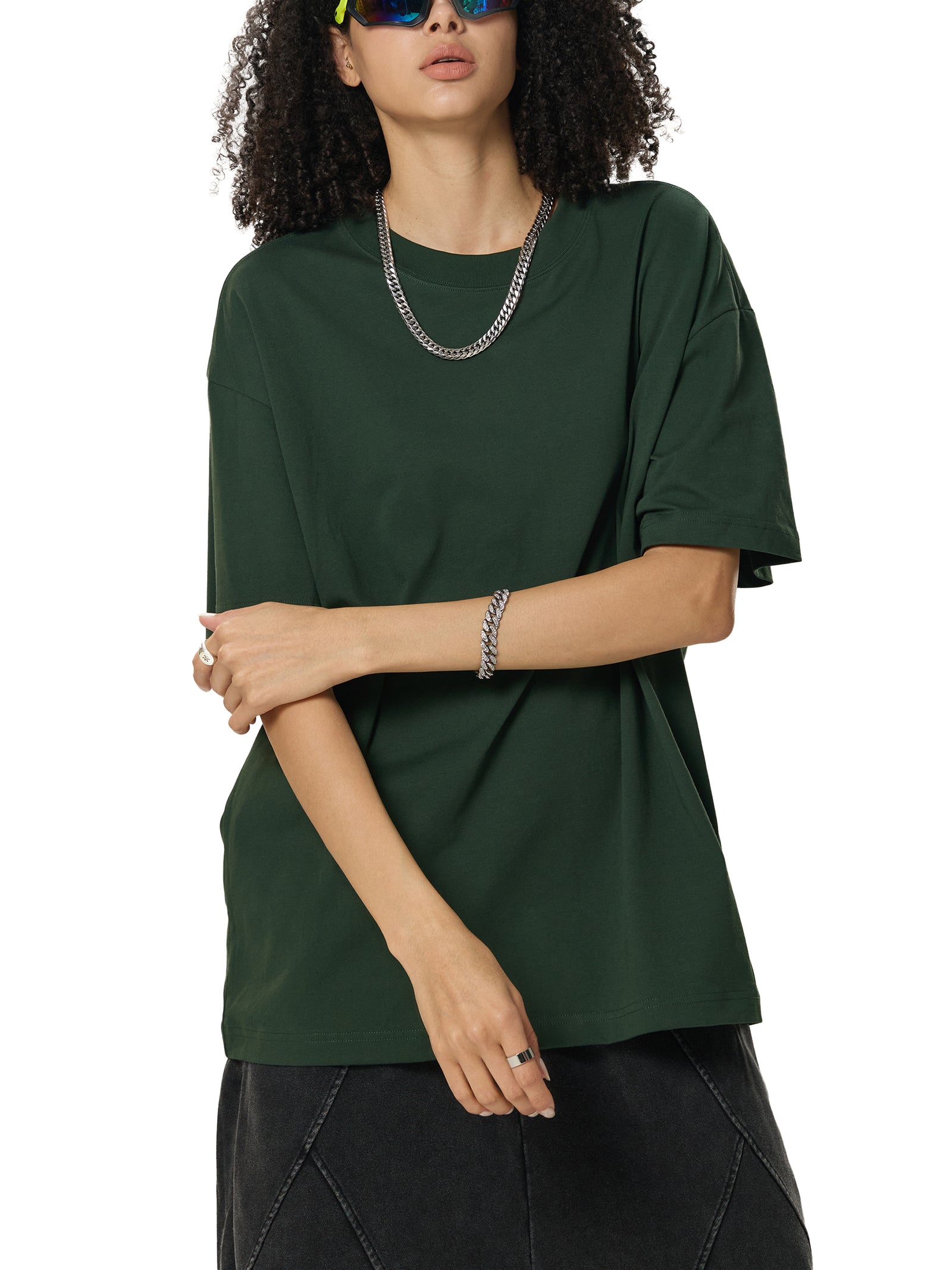 Portrait mannequin en t-shirt oversized vert sapin - col rond et épaules tombantes visibles