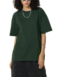 Vue de face du t-shirt oversized Sorona vert foncé porté, longueur mi-cuisse et col rond