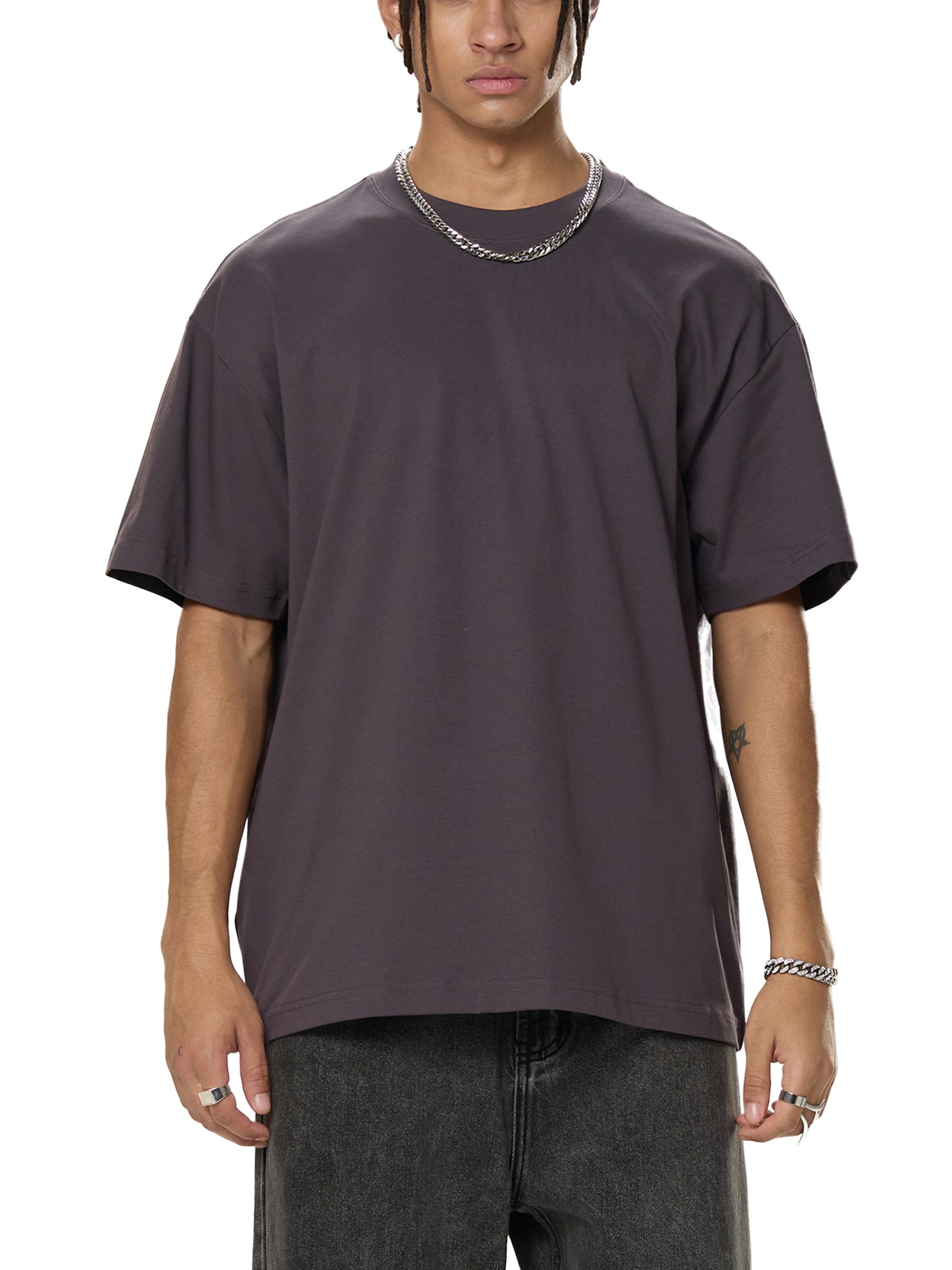 Mannequin homme portant le t-shirt oversized Sorona uni aubergine, coupe ample et épaules tombantes
