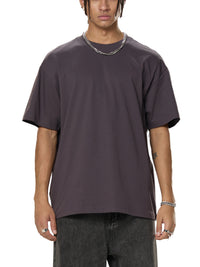 Mannequin homme portant le t-shirt oversized Sorona uni aubergine, coupe ample et épaules tombantes