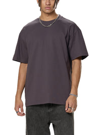 Mannequin homme en t-shirt oversized Sorona aubergine, gros plan sur le buste et le col rond