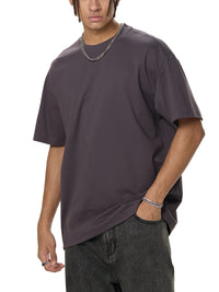 T-shirt oversized Sorona porté de trois quarts par un mannequin homme, tombé fluide sur jean gris