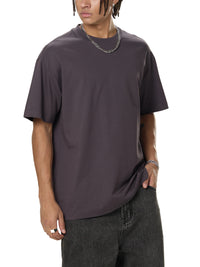 Vue de face du t-shirt oversized Sorona aubergine porté, main dans la poche, allure décontractée