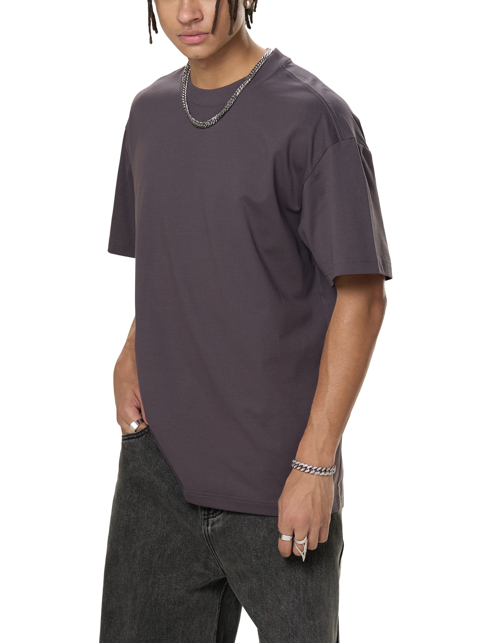 T-shirt oversized Sorona aubergine porté, plan taille montrant la longueur du vêtement