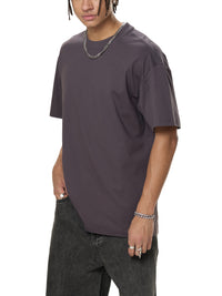 Homme de trois quarts en t-shirt oversized - volume des manches et longueur du buste