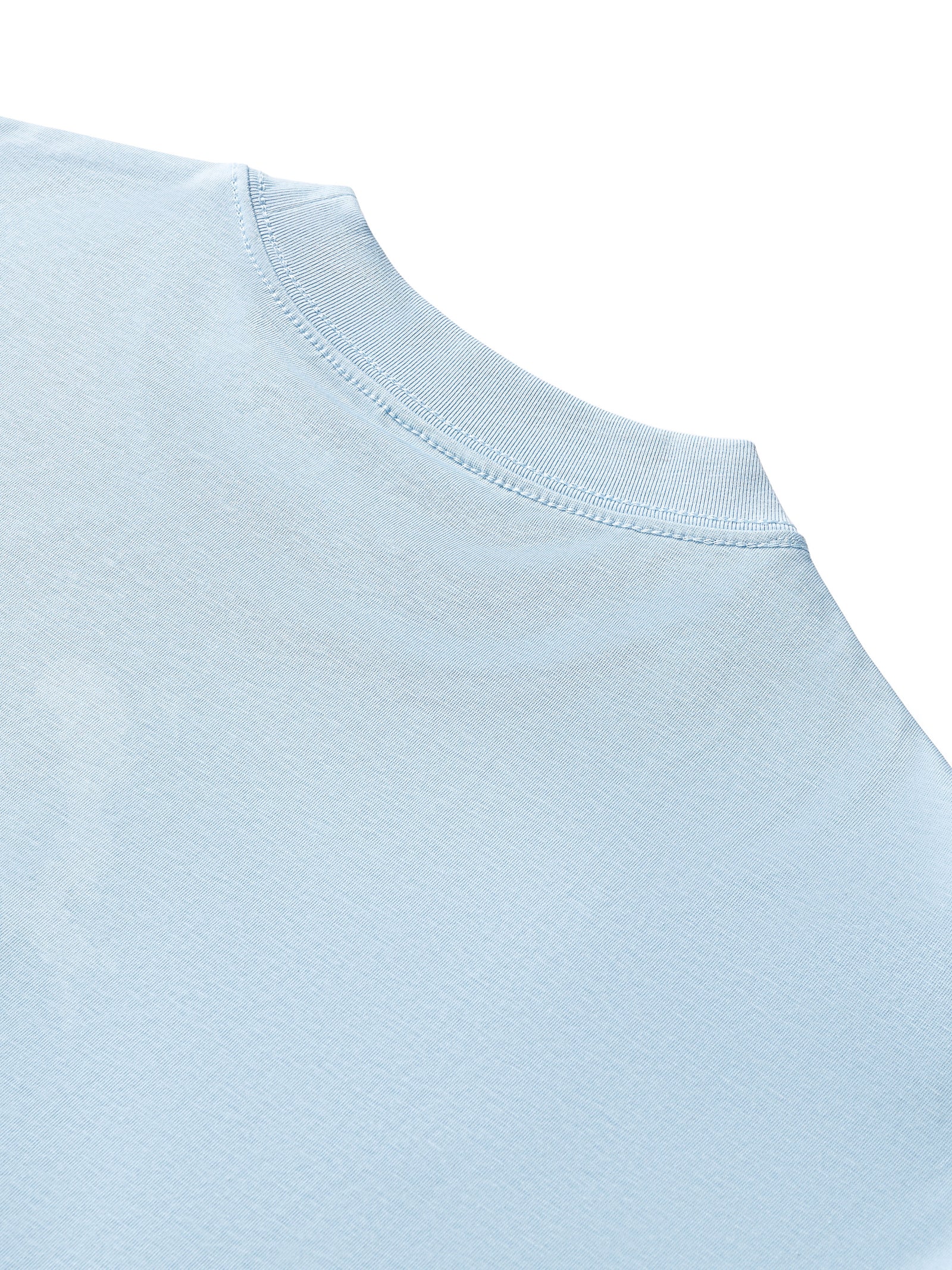 Détail de la couture d'épaule tombante sur la maille coton Sorona du t-shirt oversized