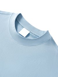 Gros plan sur le col rond côtelé du t-shirt oversized en mélange de coton et de fibre Sorona