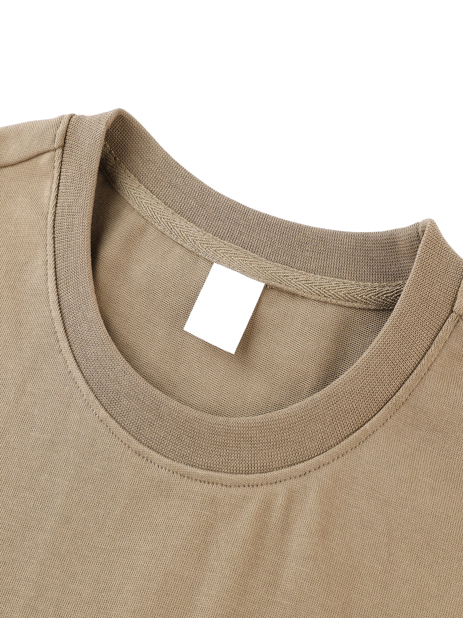 Gros plan sur le col rond côtelé et la bande de propreté du t-shirt oversized en coton lourd 330 g/m2