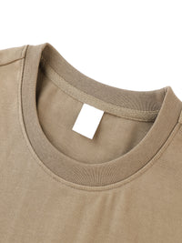 Gros plan sur le col rond côtelé et la bande de propreté du t-shirt oversized en coton lourd 330 g/m2