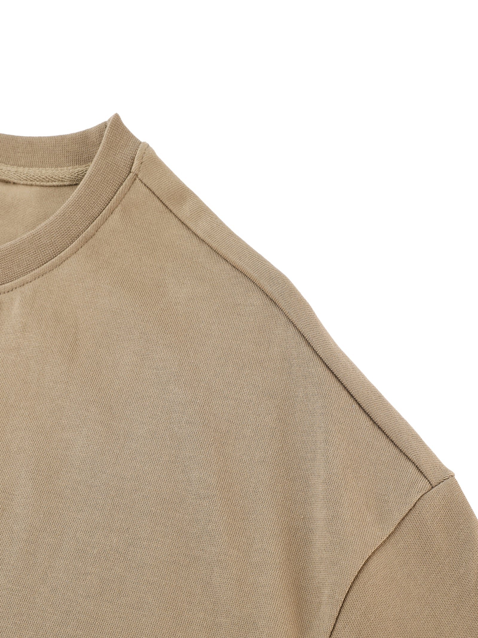 Détail de la couture d'épaule tombante du t-shirt oversized en coton 330 g/m2 et texture du jersey