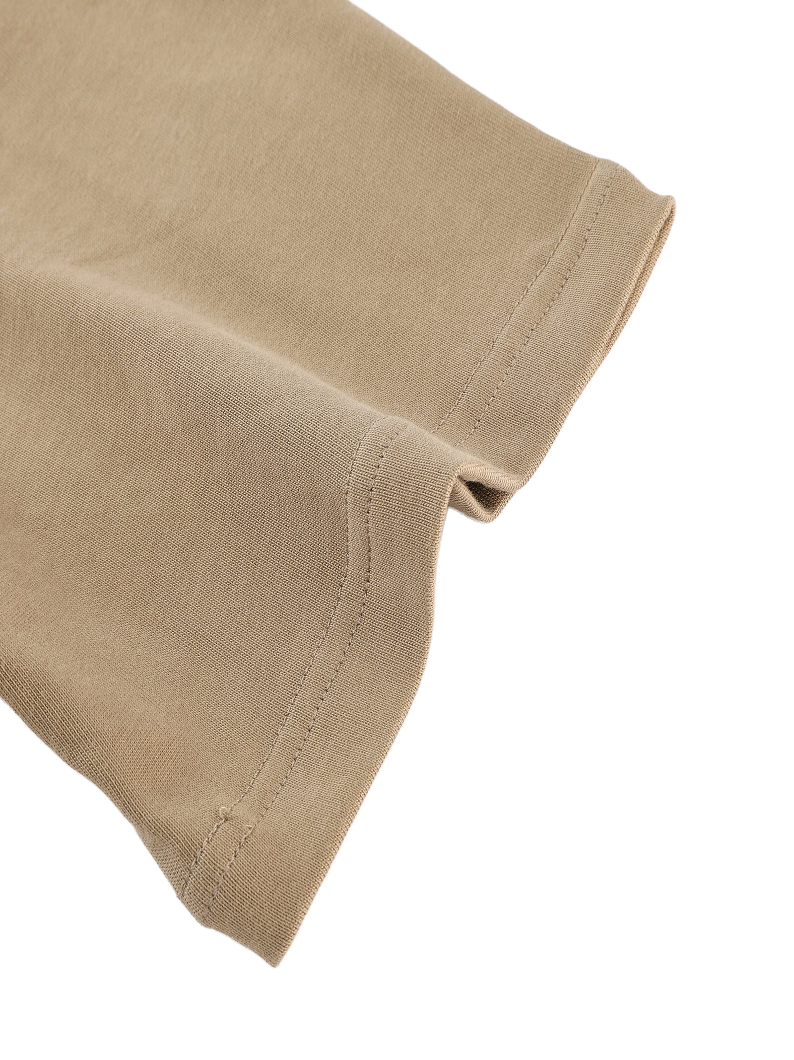 Détail du bas de manche du t-shirt oversized en coton lourd - ourlet large et jersey dense