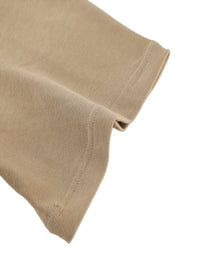 Détail du bas de manche du t-shirt oversized en coton lourd - ourlet large et jersey dense