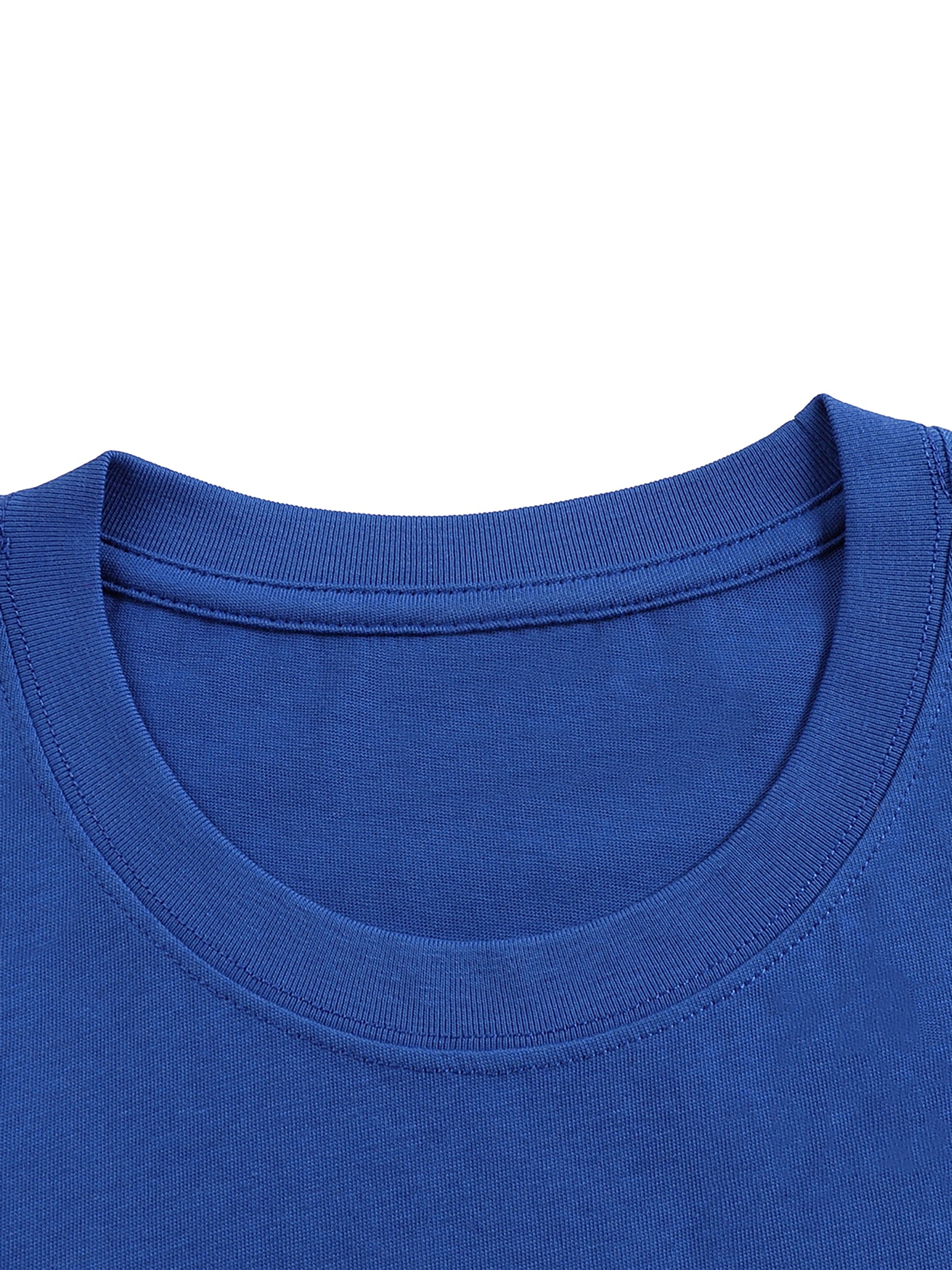 Gros plan sur le col rond côtelé du t-shirt en bleu vif