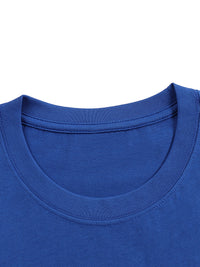 Gros plan sur le col rond côtelé du t-shirt en bleu vif