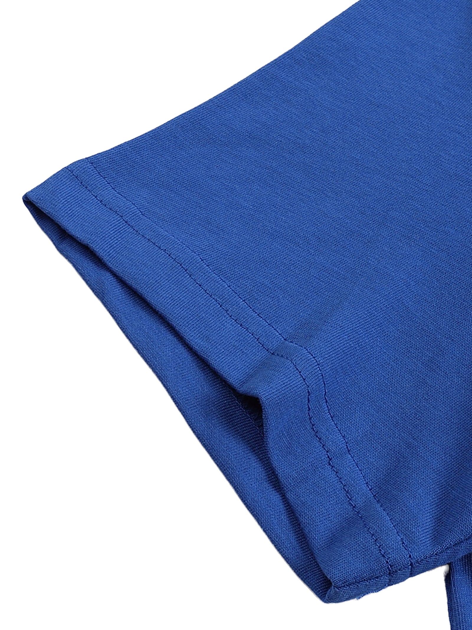 Détail de l'ourlet du bas de vêtement sur le t-shirt en bleu vif