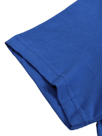 Détail de l'ourlet du bas de vêtement sur le t-shirt en bleu vif