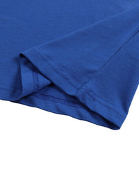 Gros plan sur l'ourlet de manche du t-shirt en coton bleu vif