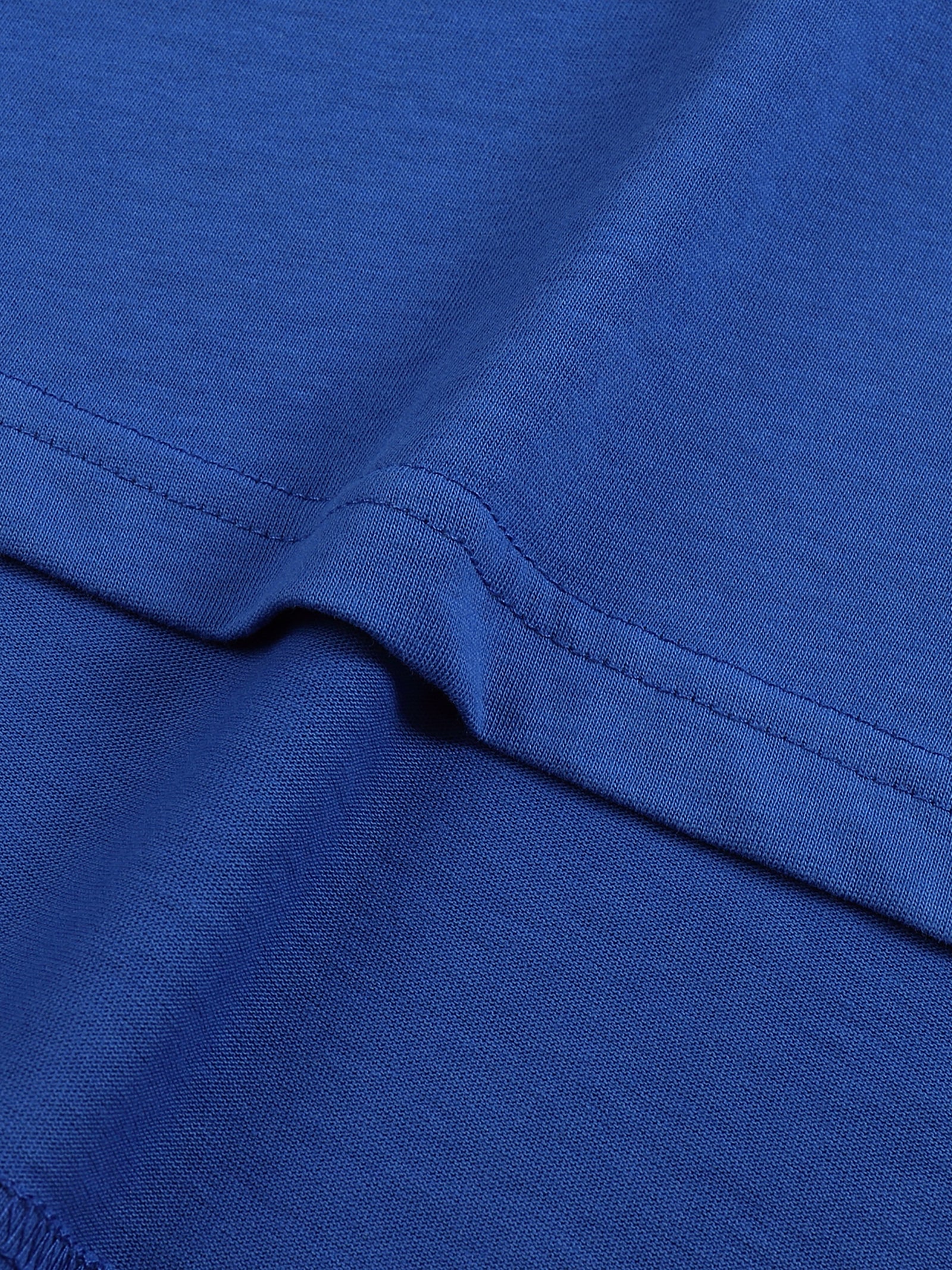 Détail de la couture sous emmanchure du t-shirt en coton bleu vif