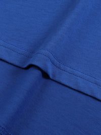 Détail de la couture sous emmanchure du t-shirt en coton bleu vif
