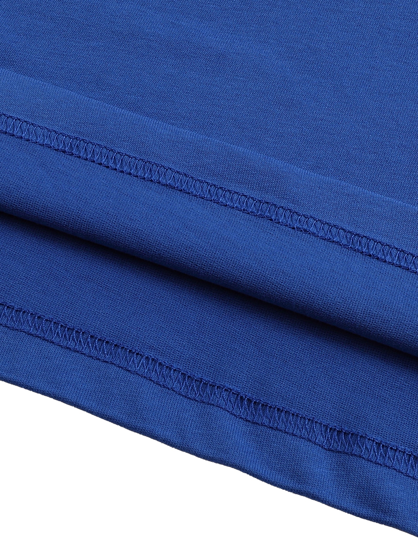 Détail des surpiqûres du t-shirt en coton bleu vif, finition double aiguille