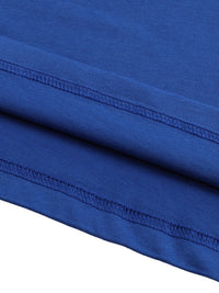 Détail des surpiqûres du t-shirt en coton bleu vif, finition double aiguille