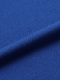 Macro du coton bleu vif du t-shirt - maille dense de 220 g par mètre carré