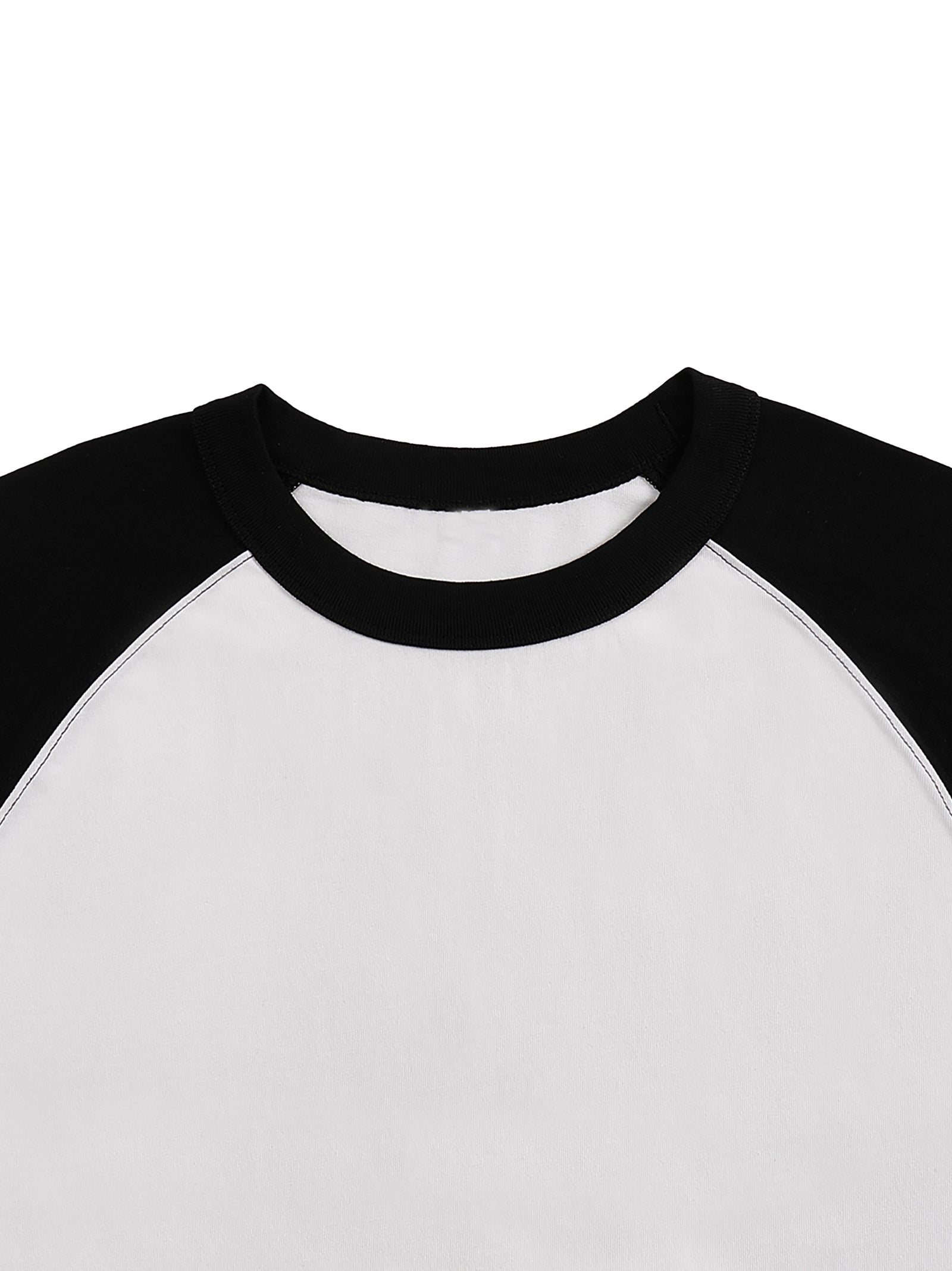 Détail du col rond et de la découpe raglan noire du t-shirt oversized BRUXELLES blanc