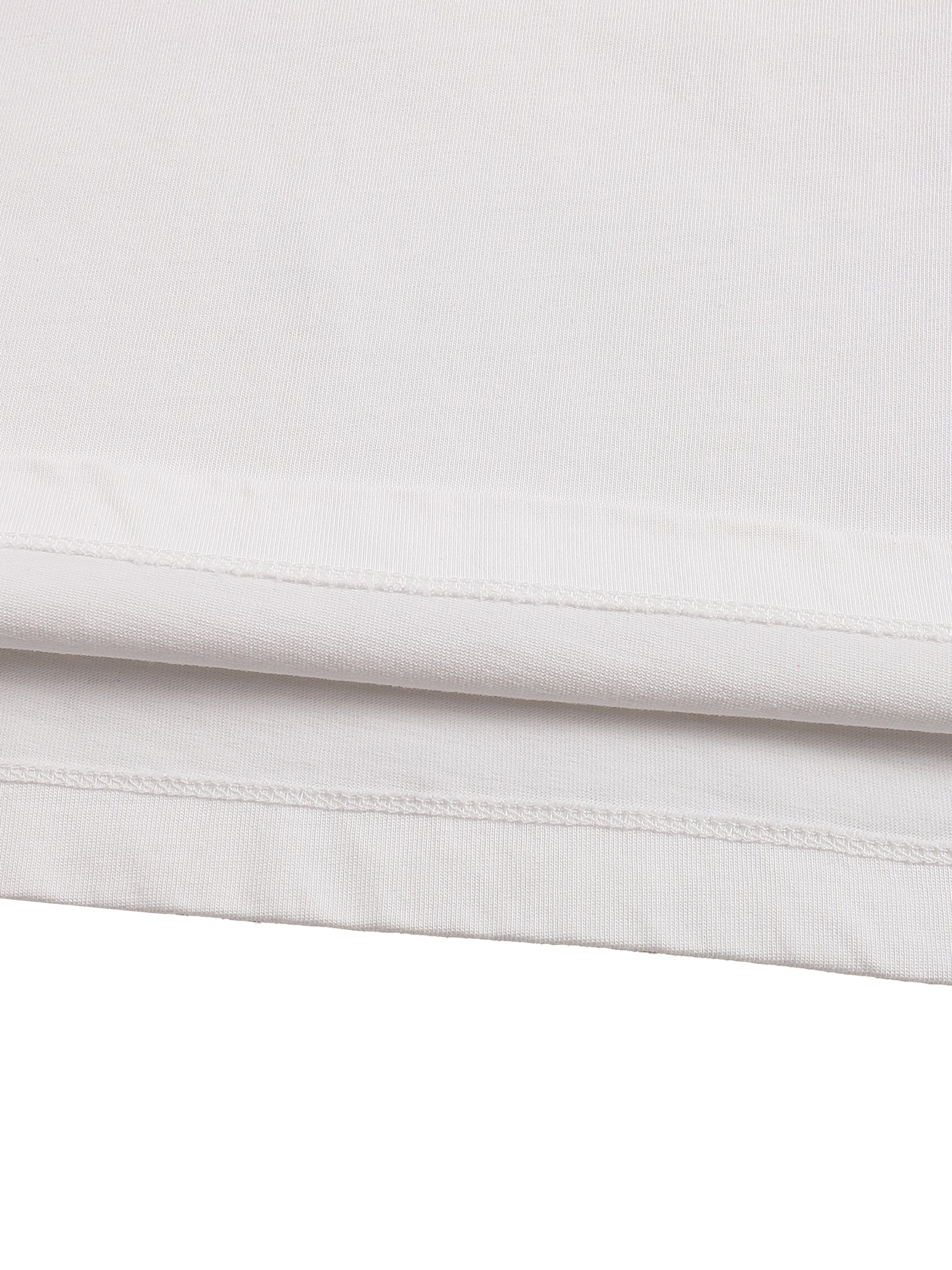 Gros plan sur les coutures de l ourlet bas du t-shirt oversized BRUXELLES blanc