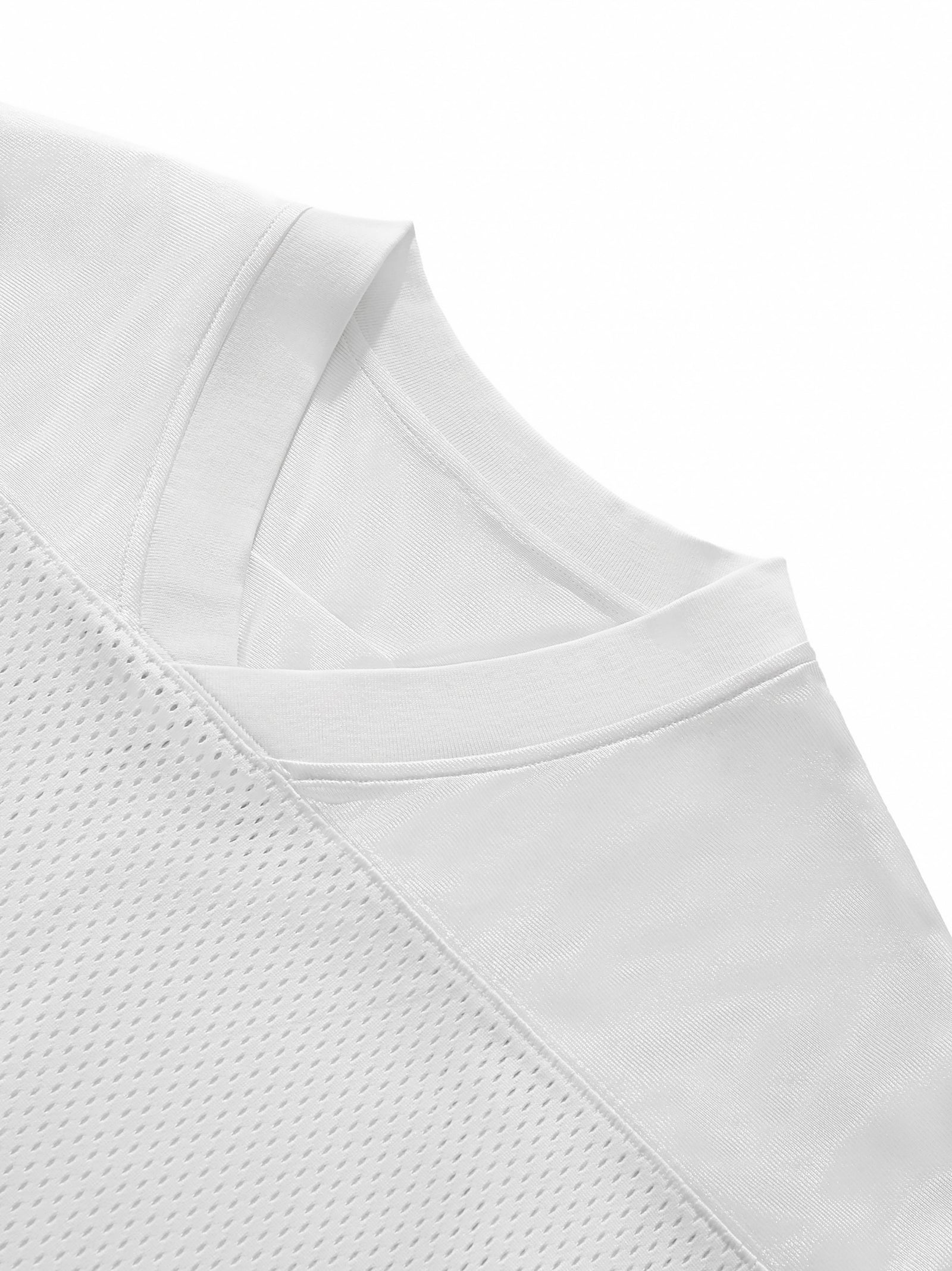 Col V du maillot mesh DAD Beer blanc - vue rapprochée de la bande d'encolure et de la maille filet