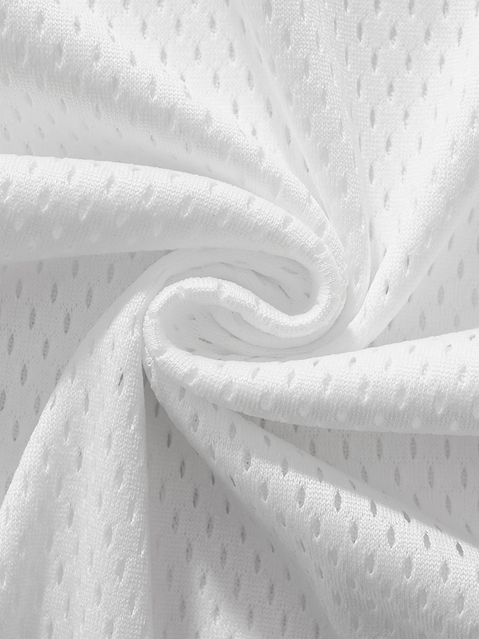 Tissu mesh blanc du maillot DAD Beer froissé en main - souplesse et légèreté de la maille filet