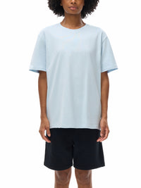 Mannequin portant le t-shirt de face - coupe droite portée avec un short noir