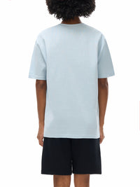 Vue rapprochée du t-shirt porté - largeur des épaules et hauteur du col rond