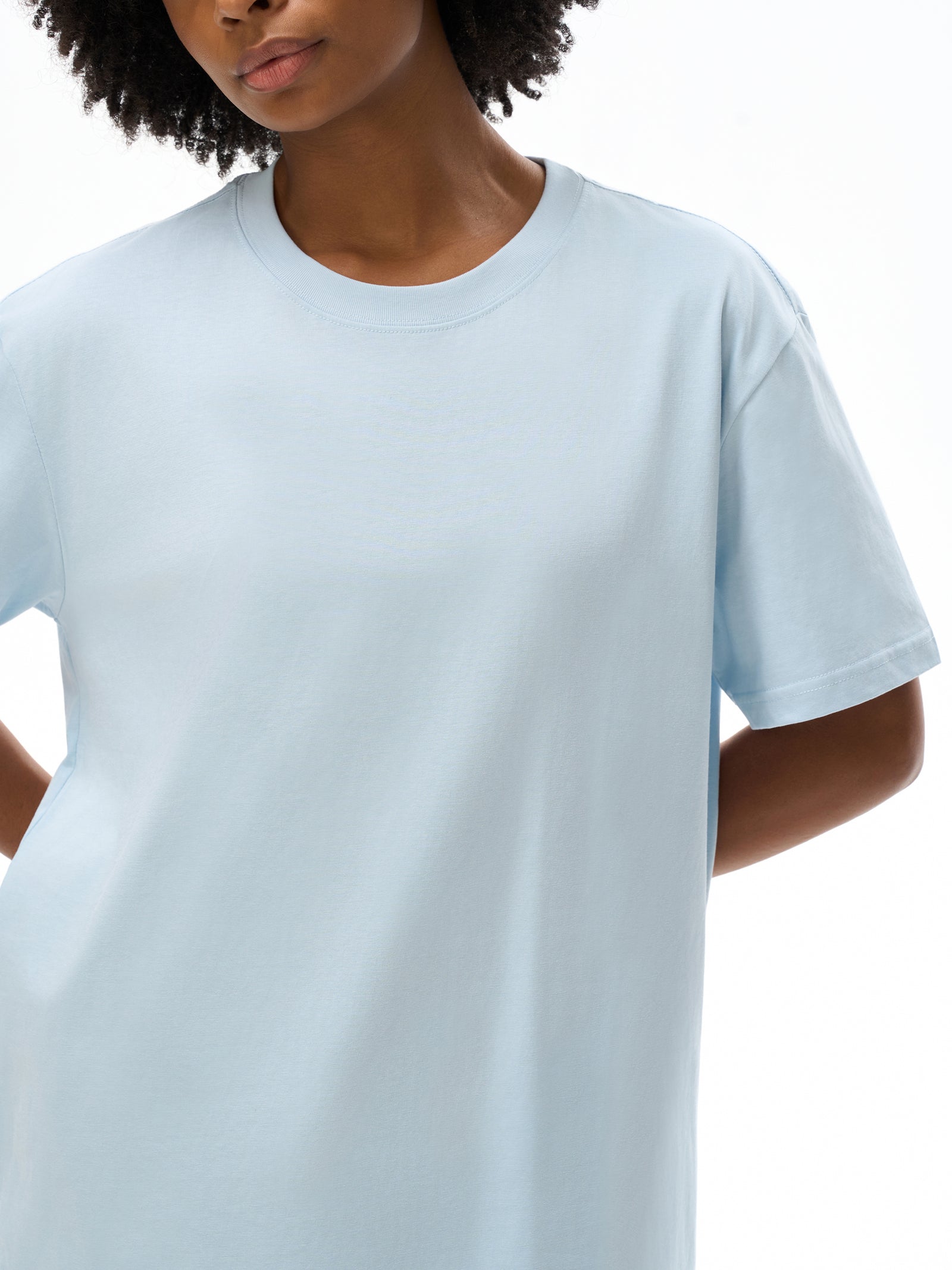 Mannequin de trois quarts en t-shirt coton - volume général de la coupe droite