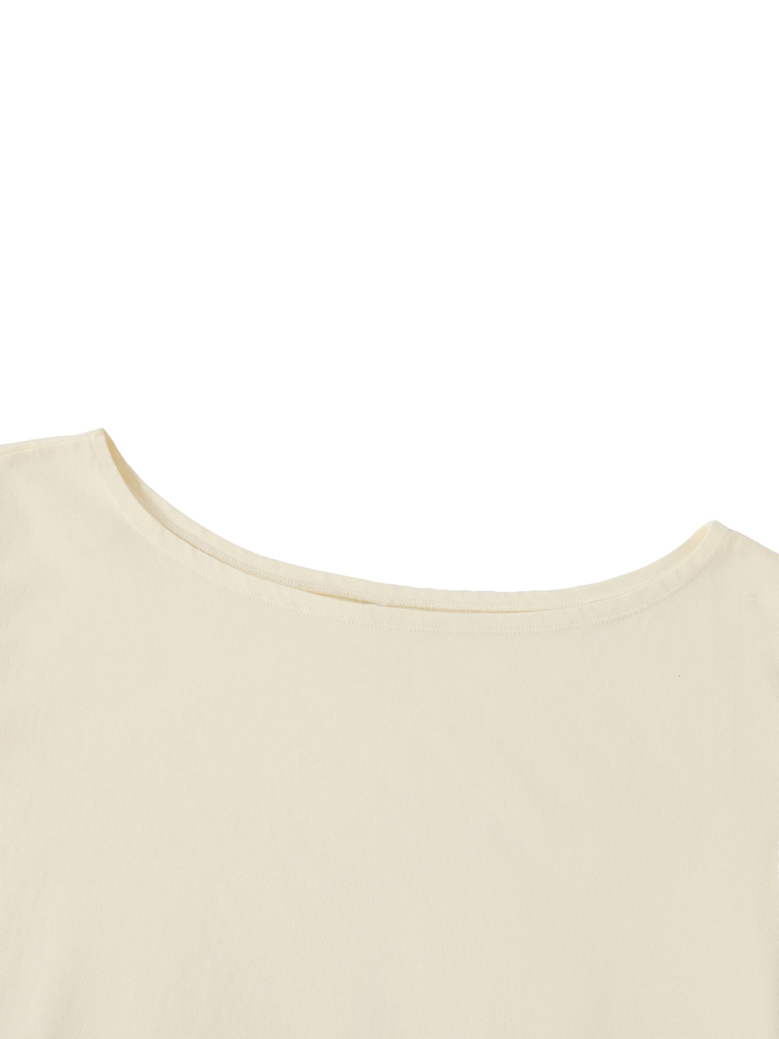 Encolure bateau du crop top femme abricot clair - vue rapprochée du col qui glisse sur les épaules