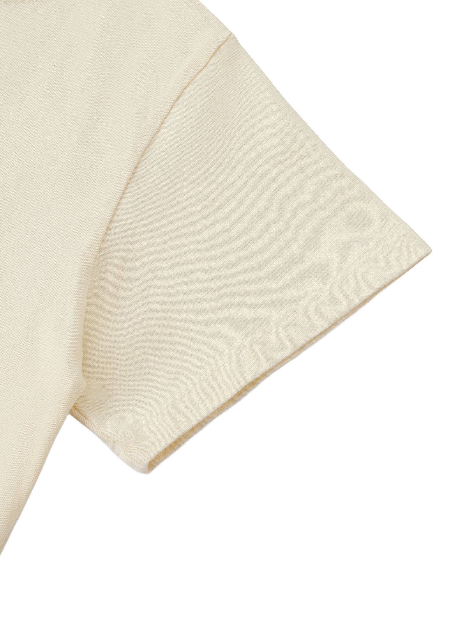 Manche courte du crop top femme abricot clair - détail de l'emmanchure et de la finition roulée