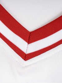 Détail de la pointe du col V rayé rouge et blanc du maillot inspiré de Stranger Things