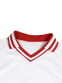 Gros plan sur le col V côtelé rouge et blanc du t-shirt inspiré de Stranger Things