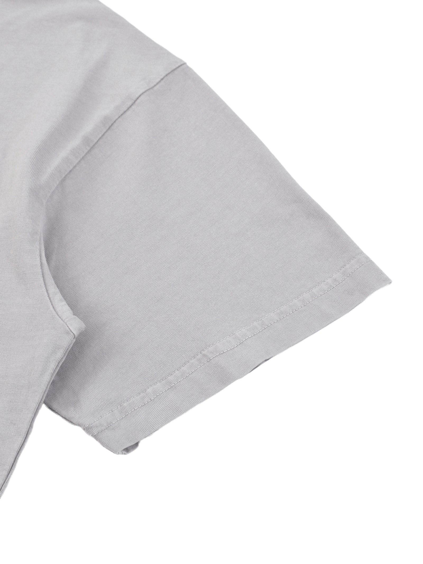 Détail de la manche courte et de sa couture sur le t-shirt The Poker Face
