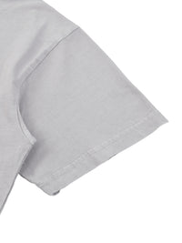 Détail de la manche courte et de sa couture sur le t-shirt The Poker Face