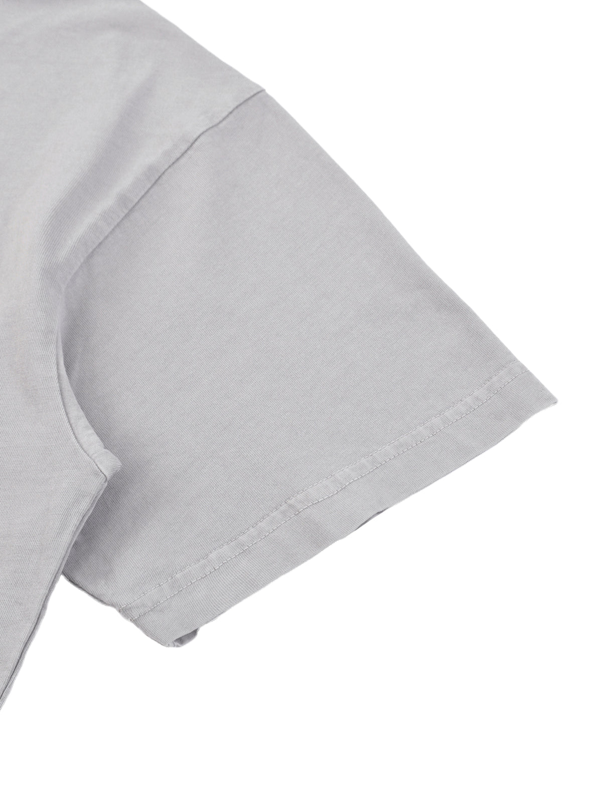 Détail de la manche courte et de sa couture sur le t-shirt enfant Mountain Expedition