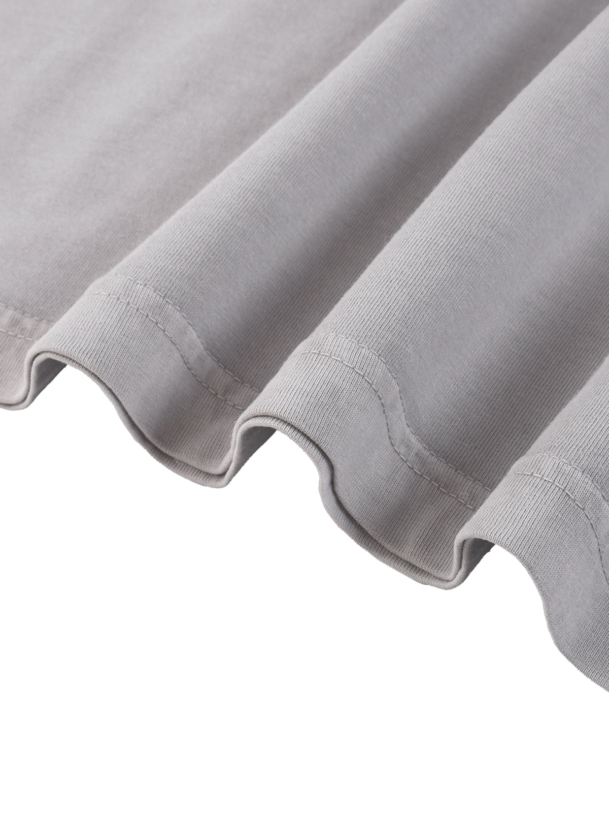Détail de l'ourlet bas du t-shirt enfant Mountain Expedition en coton gris clair