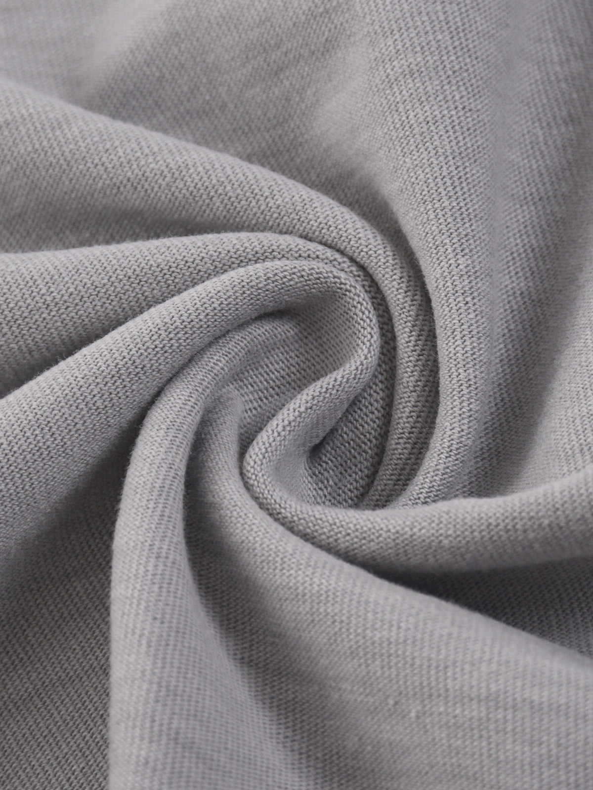 Macro de la maille coton gris clair du t-shirt enfant Hike More, tissu souple