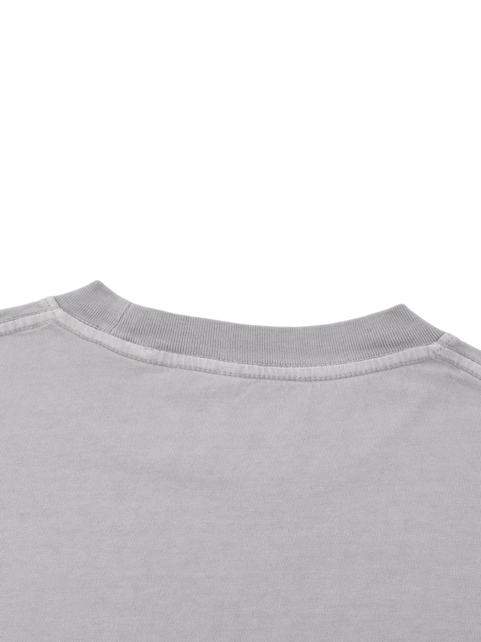 Vue de dos de l'encolure du t-shirt The Poker Face posé à plat