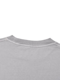 Vue de dos de l'encolure du t-shirt The Poker Face posé à plat